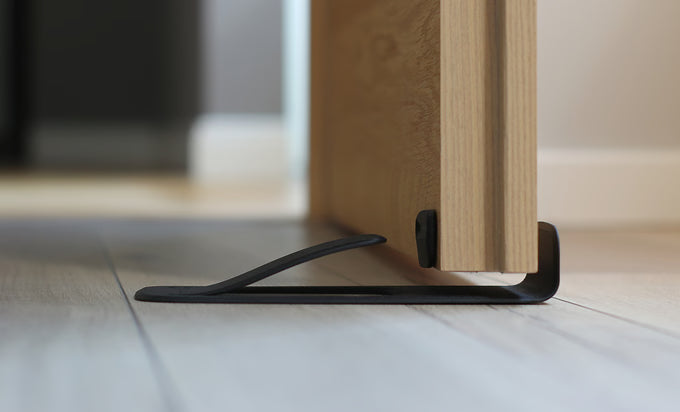 DoorMate Fußbetätigter Türstopper mit Federmechanismus und rutschfestem Gummifuß